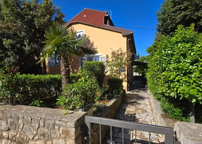 Family House Artatore מאלי לוסיניי